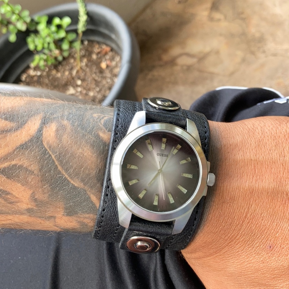 GUESS GENUINE LEATHER WATCH